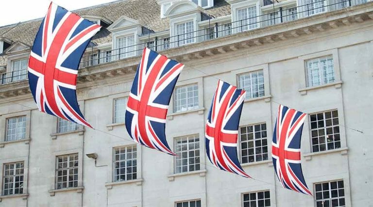 Engelse vlaggen voor een overheidsgebouw visum engeland