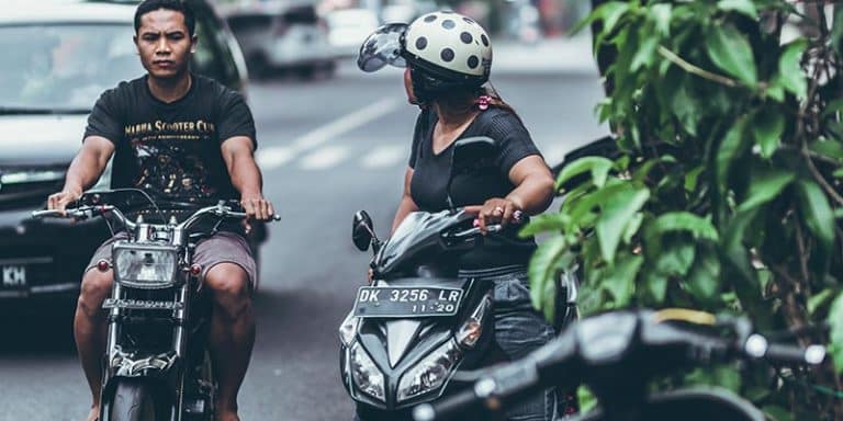 een meisje op haar scooter voor inentingen Bali vaccinatie bali