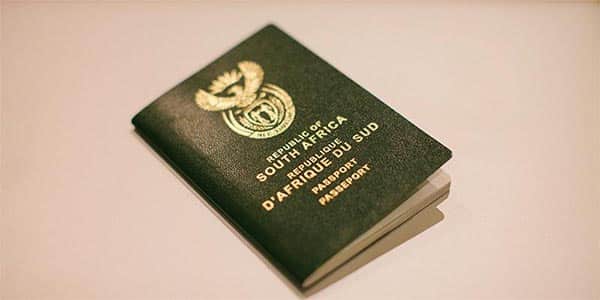 Paspoort die op tafel ligt met het visum voor Zuid Afrika
