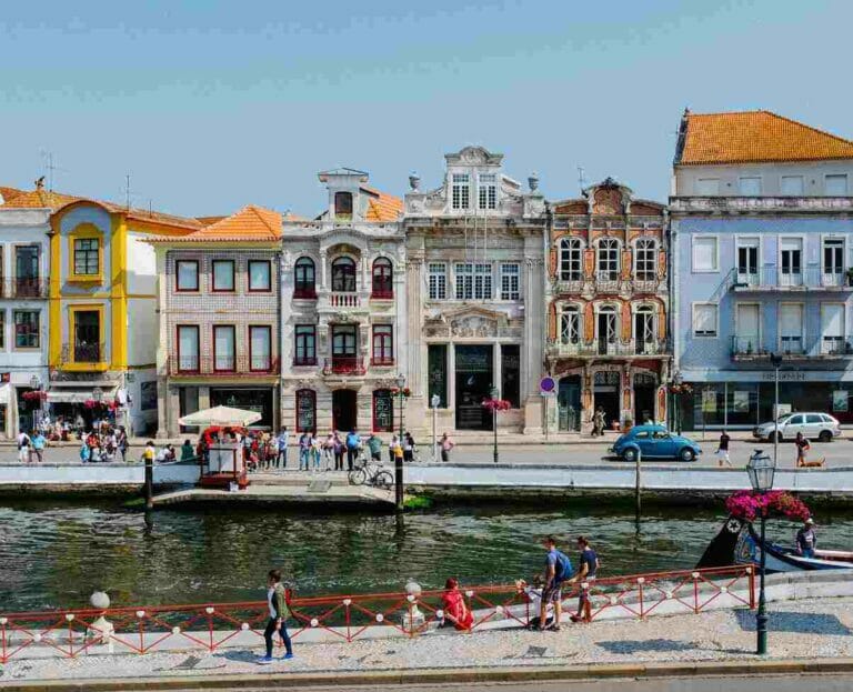 Verzekering portugal met huizen aan het water