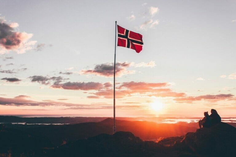 Kosten stage noorwegen, noorse vlag bij ondergaande zon