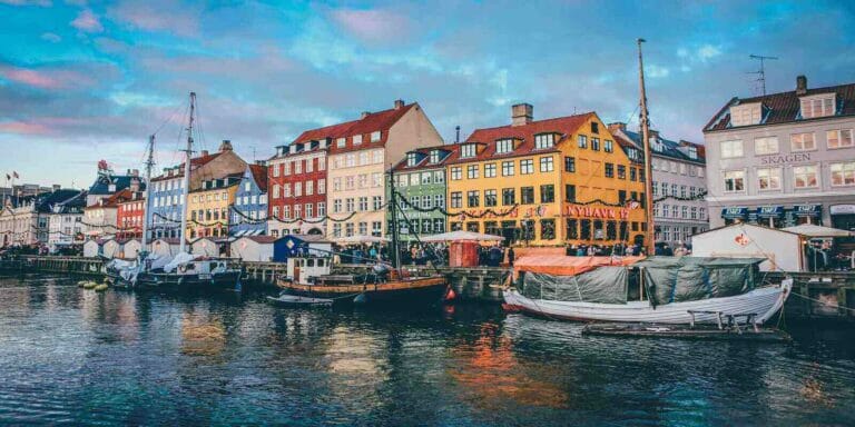 Water, boten en huizen tijdens een stage in Denemarken met blauwe lucht