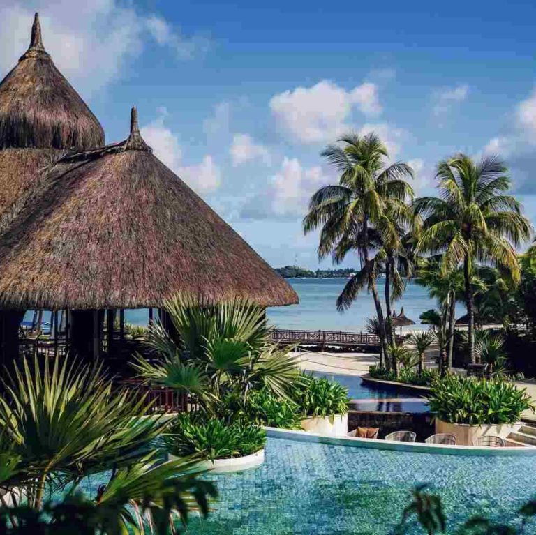 Mauritius hotel met palmbomen e1644563994421 Stage lopen in Zuid Amerika
