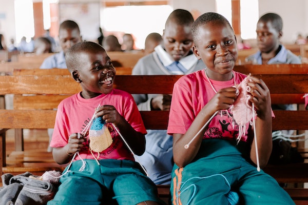 Kinderen breien op school in Oeganda