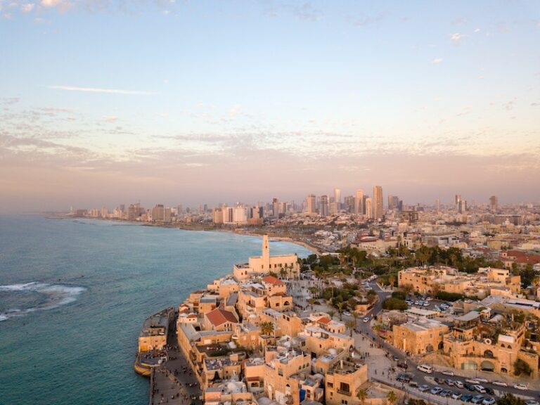 Stad met zee kust israel